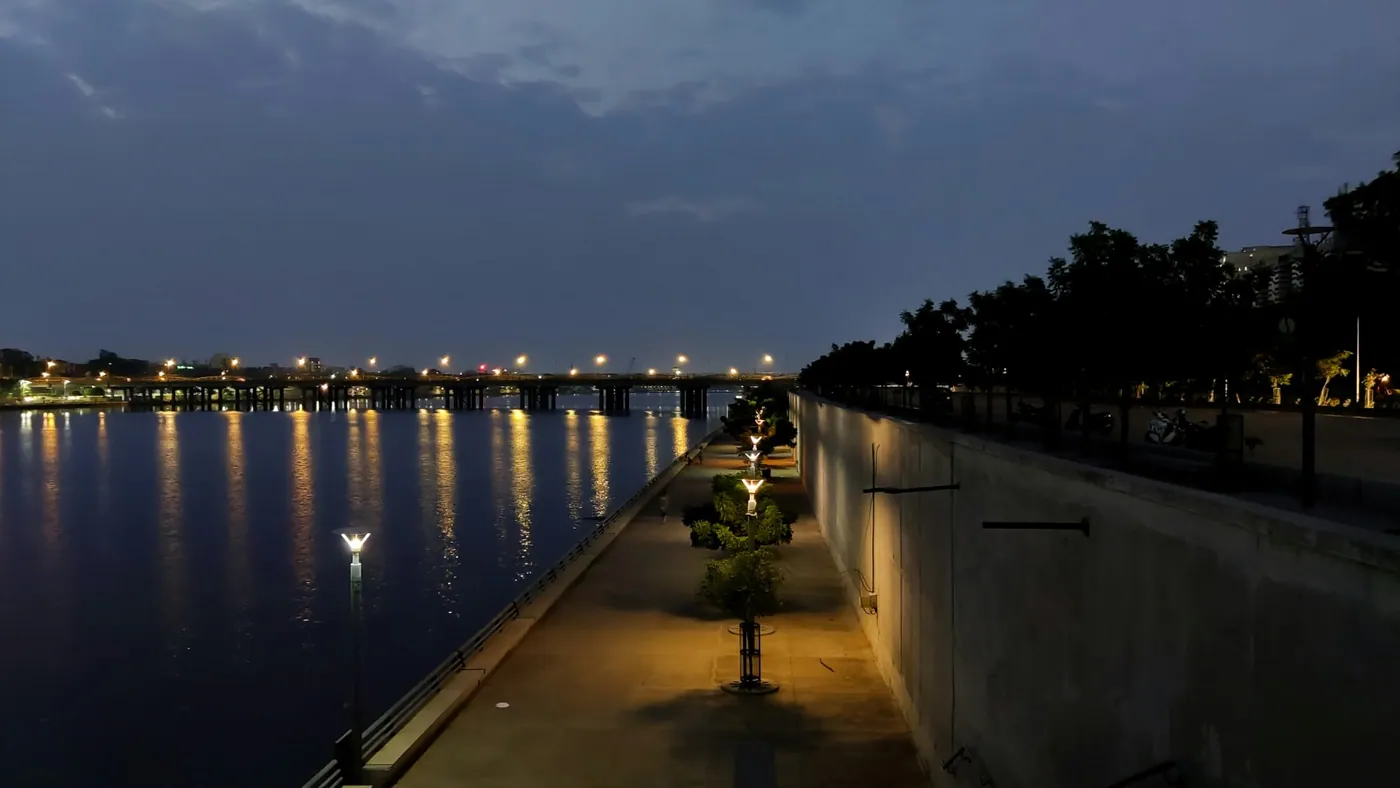 Ahmedabad Sabarmati riverfront at night